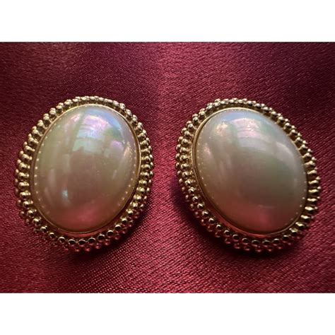 Boucles d'oreille CHRISTIAN DIOR en perle .